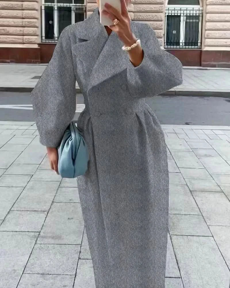 Abrigo de doble botonadura con mangas oversize y corte entallado para mujer