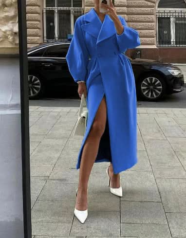 Abrigo de doble botonadura con mangas oversize y corte entallado para mujer