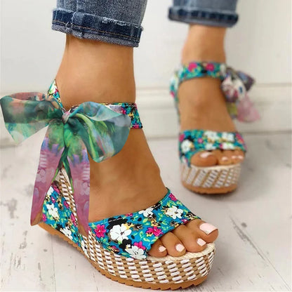 Sandalias Ana® | con tacón de cuña y diseño floral