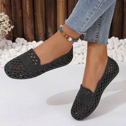Zapatos planos de plástico negro a la moda