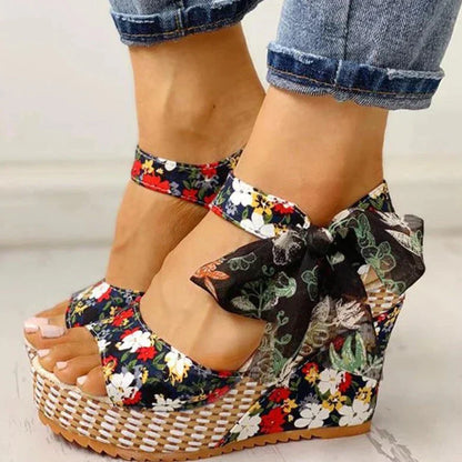 Sandalias Ana® | con tacón de cuña y diseño floral