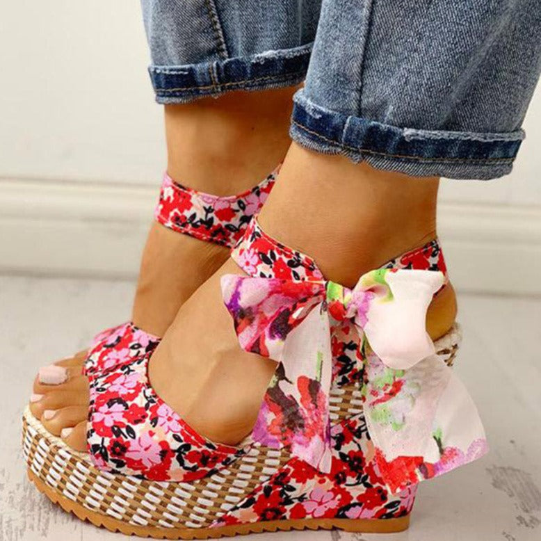Sandalias Ana® | con tacón de cuña y diseño floral