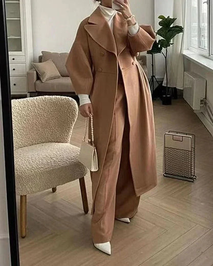 Abrigo de doble botonadura con mangas oversize y corte entallado para mujer