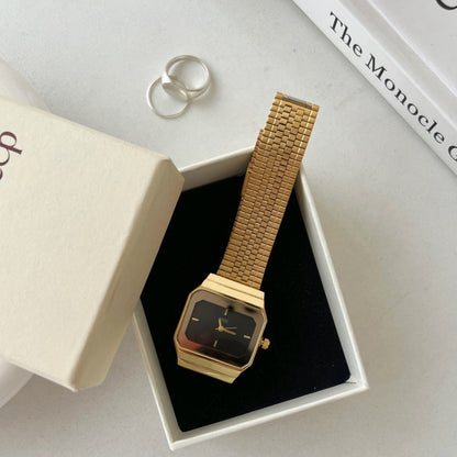 Elegant women's quartz watch with retro design