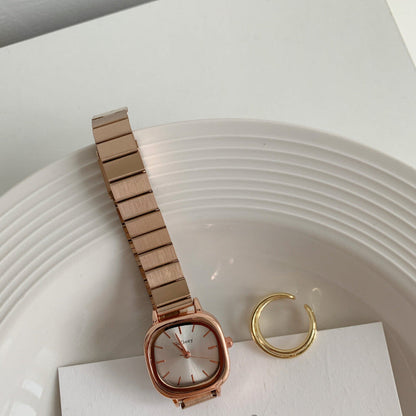 Women's minimalist quartz watch with chain strap and folding clasp