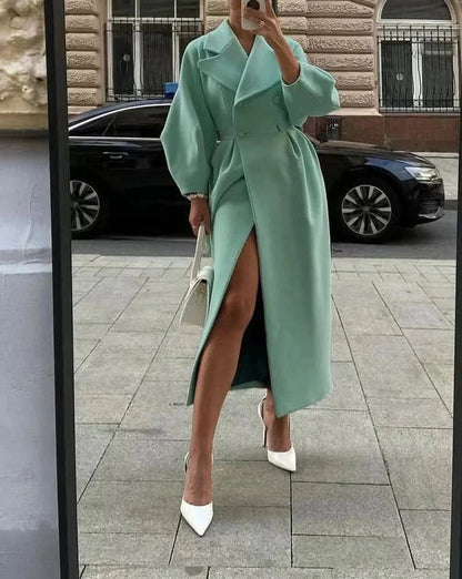 Abrigo de doble botonadura con mangas oversize y corte entallado para mujer