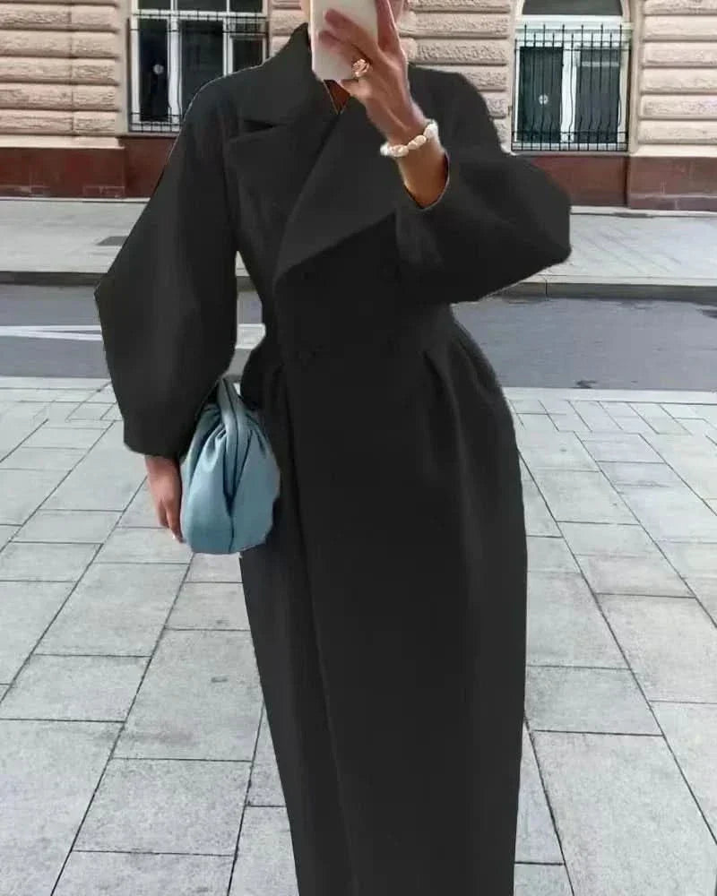 Abrigo de doble botonadura con mangas oversize y corte entallado para mujer