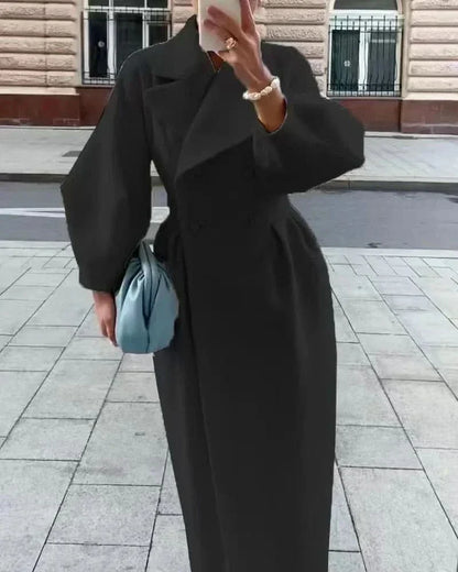 Abrigo de doble botonadura con mangas oversize y corte entallado para mujer