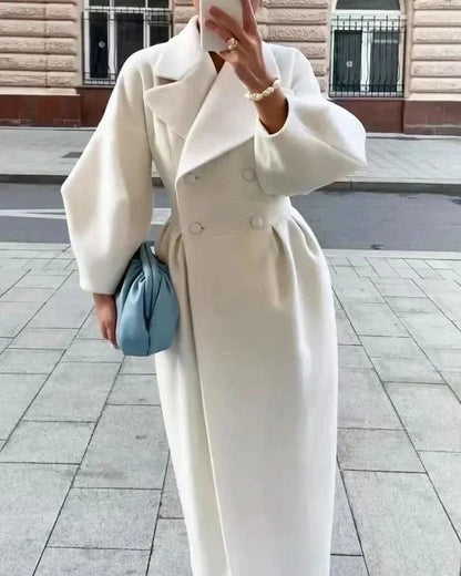 Abrigo de doble botonadura con mangas oversize y corte entallado para mujer