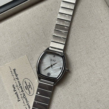 Women's quartz watch with pearl dial