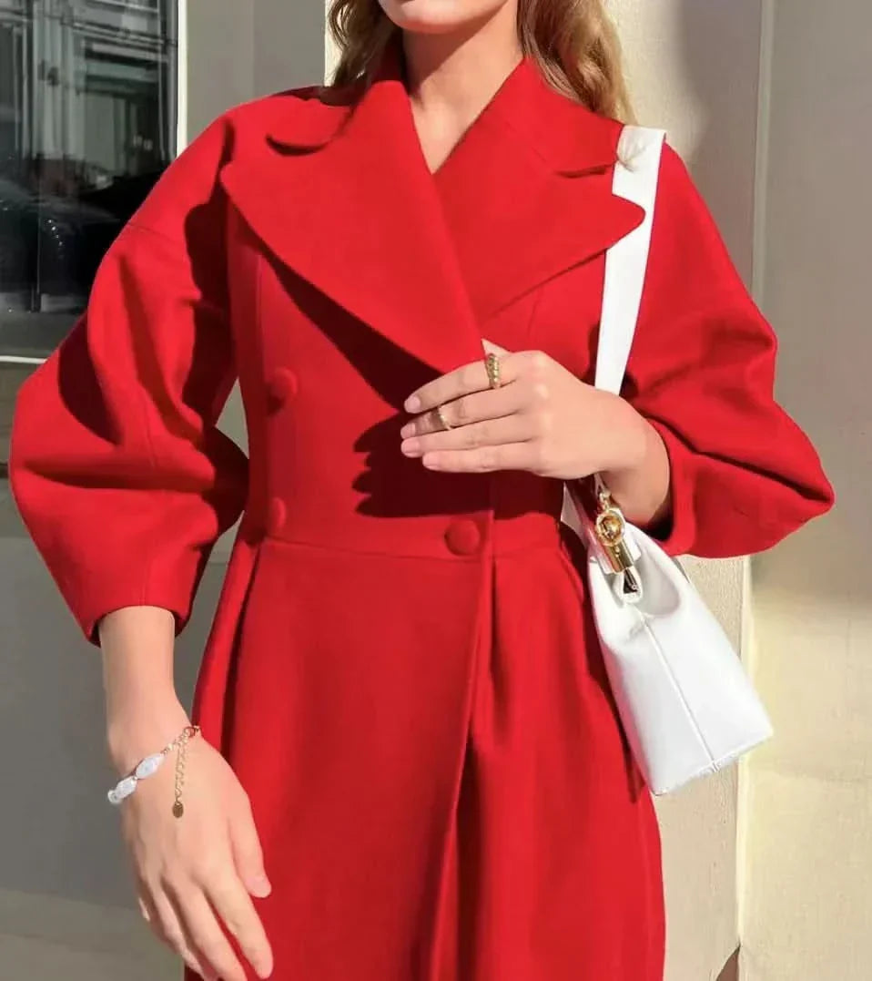 Abrigo de doble botonadura con mangas oversize y corte entallado para mujer