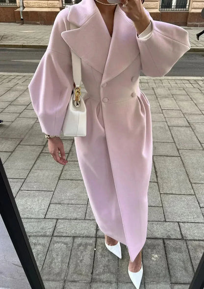 Abrigo de doble botonadura con mangas oversize y corte entallado para mujer