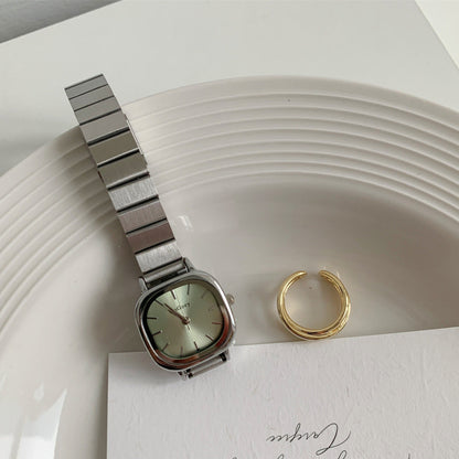 Women's minimalist quartz watch with chain strap and folding clasp